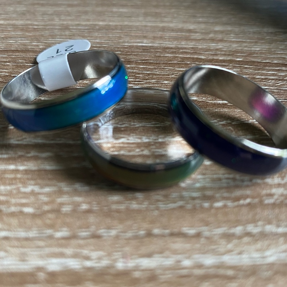 NEW Color Changing Mood Ring Simple Band Style - Picture 3 of 4